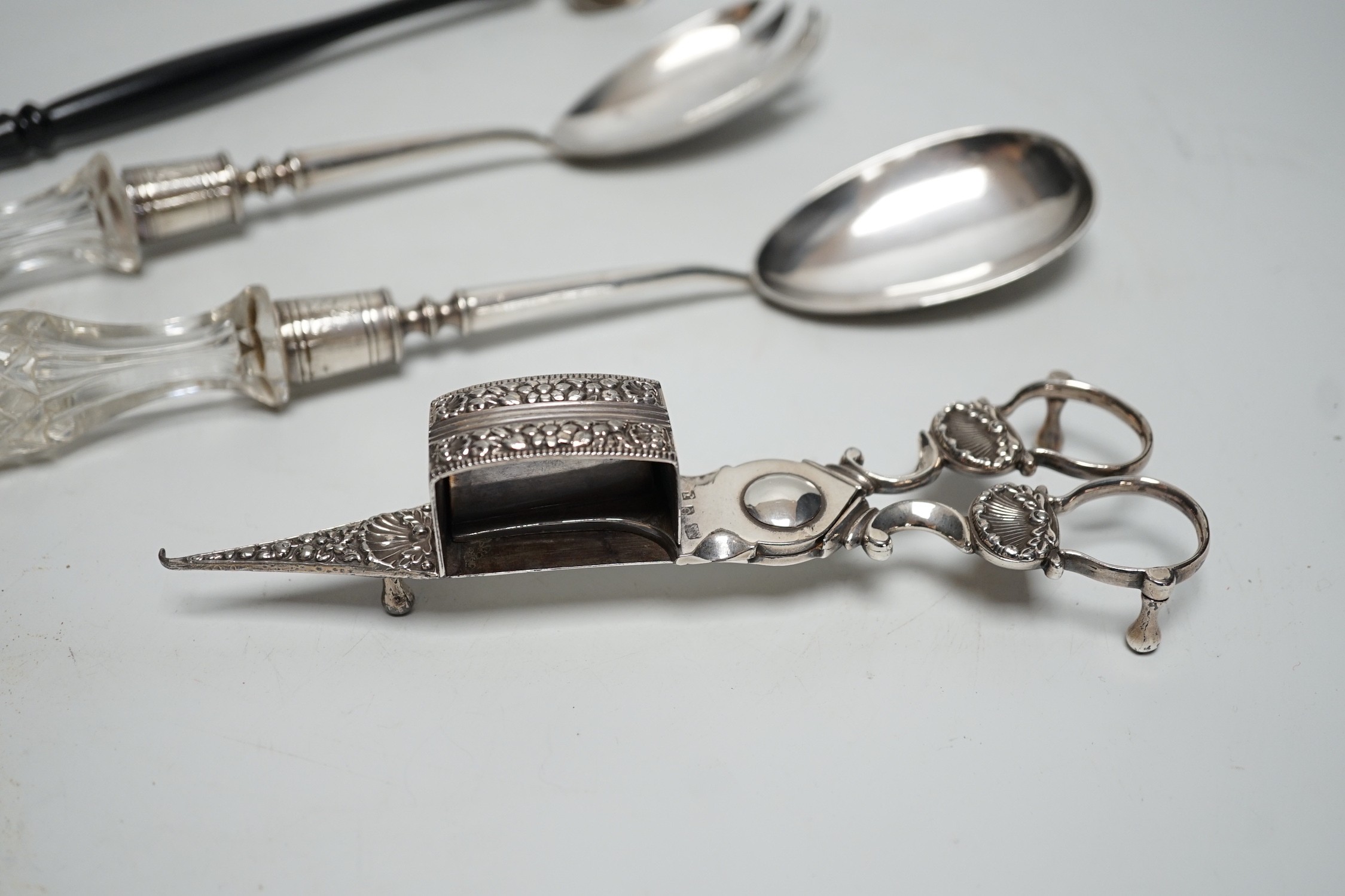 A pair of Edwardian glass handled silver salad servers, Sheffield, 1901, 26.9cm together with a modern wooden handled silver extinguisher and a pair of plated candle snuffers.